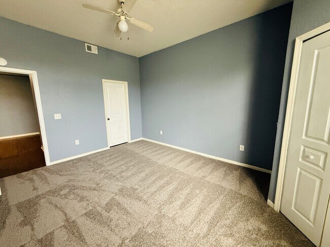 Building Photo - Newly painted Two Bedroom, Two Bathroom For Rent in New Tampa