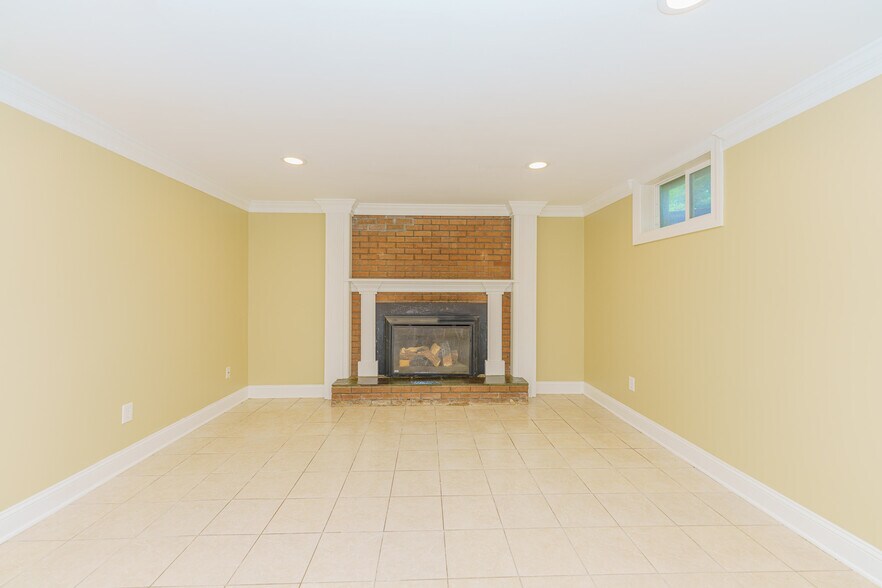 Building Photo - 15 Spa Cir