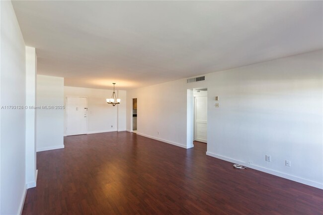 Building Photo - 90 Edgewater Dr