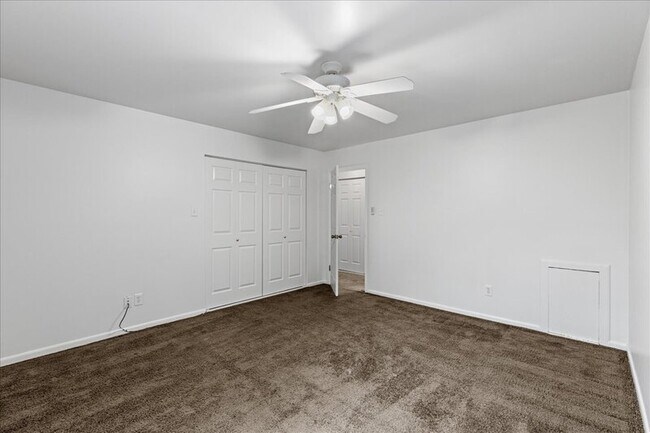 Building Photo - 703 Camelback Ct