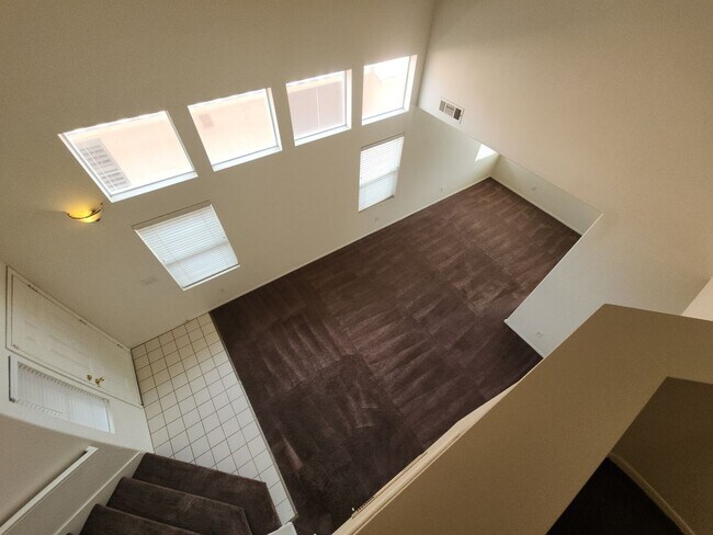 Building Photo - Two story in well established Las Vegas neighborhood