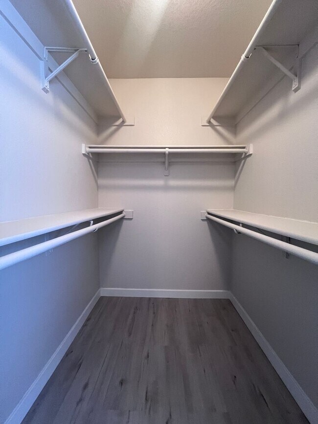 Building Photo - The Enclaves 3 bed 2 bath Upgraded Condo!