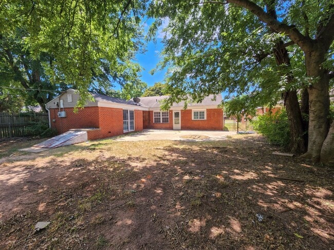 Building Photo - 3 Bedroom 2 Bath brick home in Shawnee