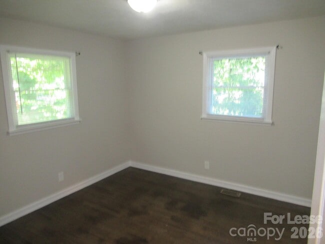 Building Photo - 208 Crescent Ct