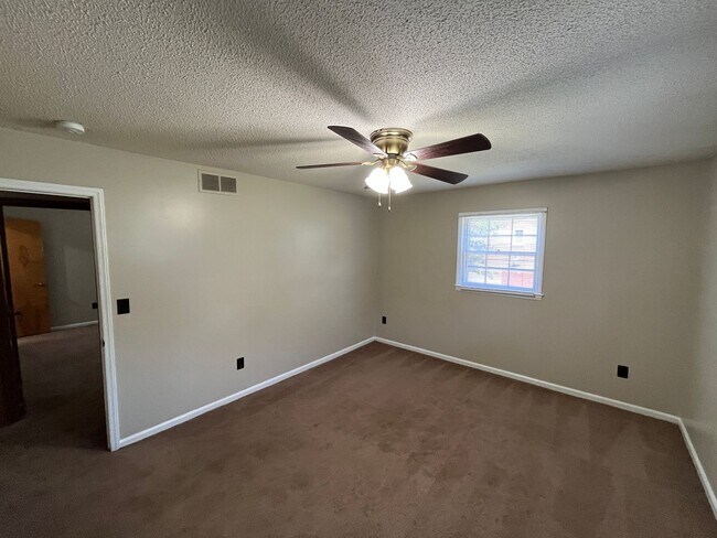 Building Photo - Spacious 4-Bedroom 3-Bathroom Brick Home in Arcadia Area