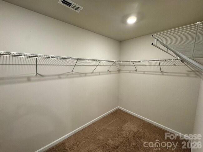 Building Photo - 2011 Weddington Pointe Dr