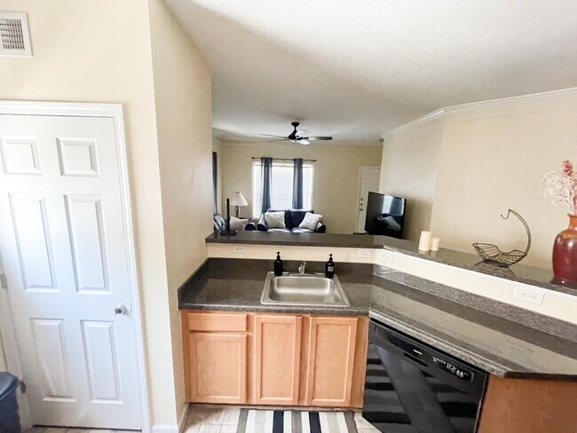 Building Photo - "Chic & Cozy Furnished 1-Bedroom Condo with Granite Charm and Poolside Relaxation in Bradenton!"