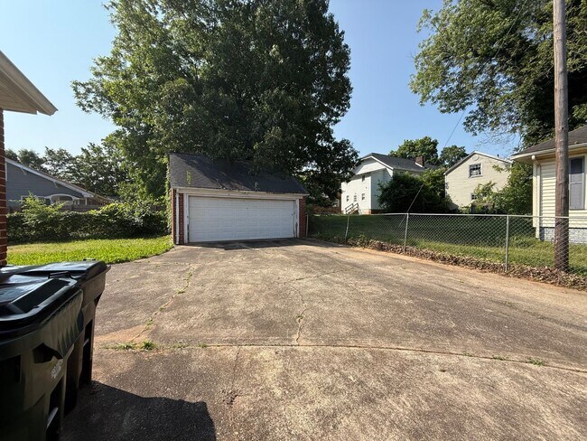 Building Photo - Three bedroom, 1.5 bath house in Burlington