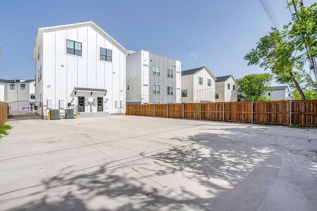 Building Photo - 2333 Benbrook Blvd