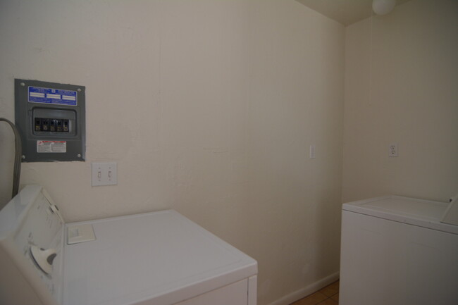 Building Photo - Remodeled 3 Bedroom 1 Bath House! Central ...