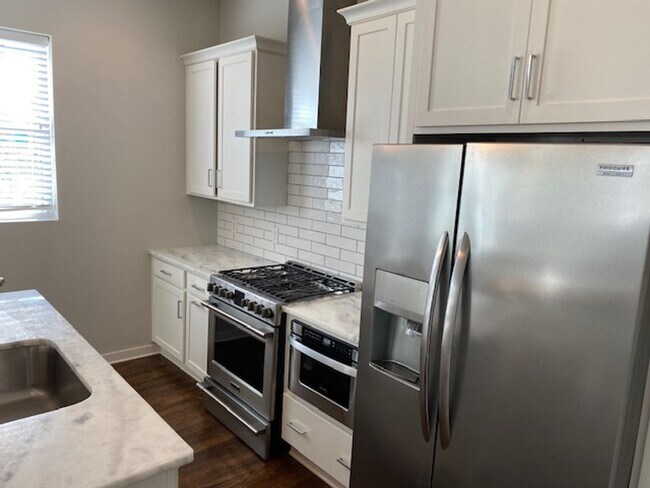 Building Photo - East Nashville with Roof-top Deck and 2 car garage!!