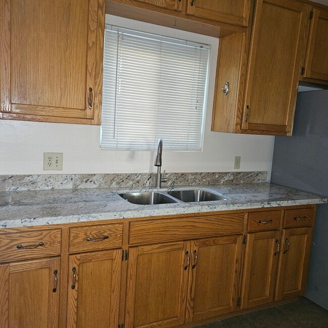 Building Photo - Updated Rental Available Now!