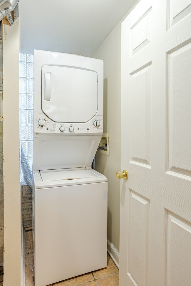 Building Photo - 3100 W Addison St