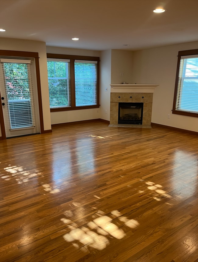 Building Photo - Large 3 bed/3.5 bath Greenwood Townhouse!!!