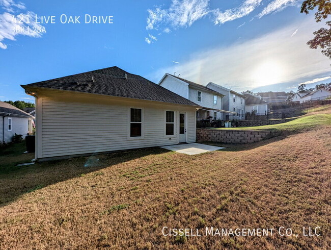 Building Photo - 421 Live Oak Dr