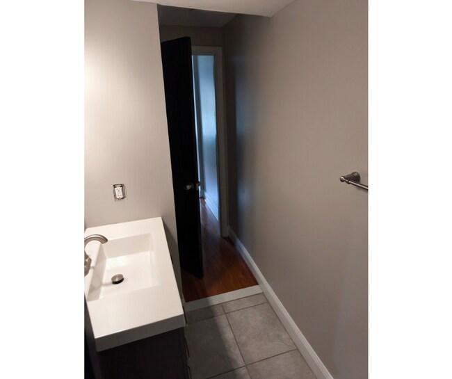 Building Photo - 1932 Bank St