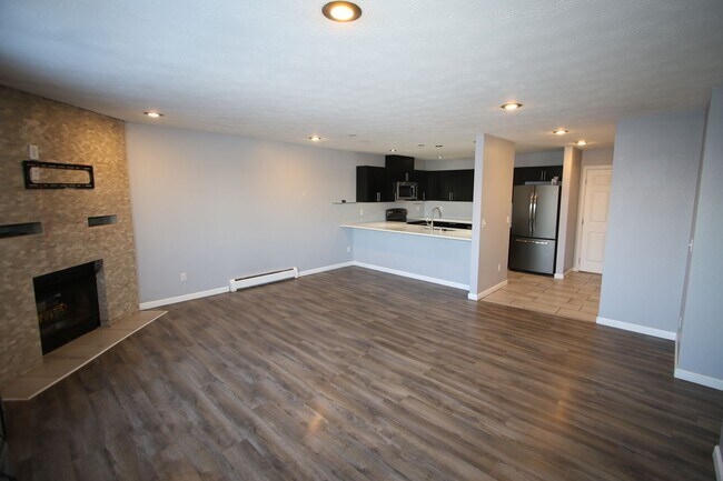 Building Photo - Nicely Updated 3 Bedroom Condo Downtown!