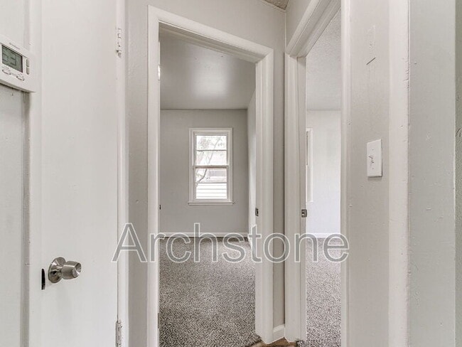 Building Photo - 2312 Mustang St