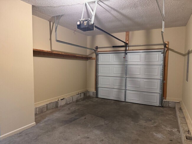 Building Photo - $1425/18 month lease or $1450/12 month lease.