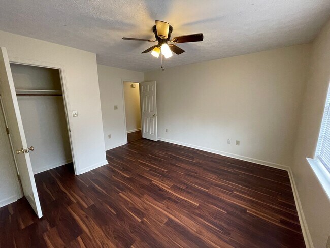 Building Photo - 13 Woodcreek Way SW