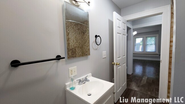 Building Photo - 1029 N Holmes Ave