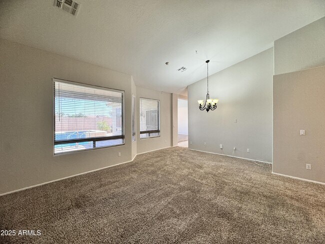 Building Photo - 673 S Peppertree Dr