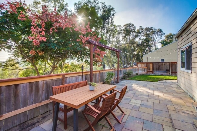 Building Photo - 2637 Regent Rd