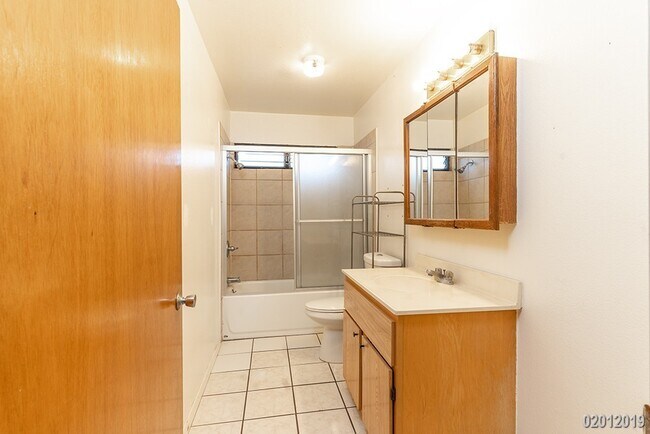 Building Photo - 3BR/2BA/2PKG(TANDEM) STREET LEVEL UNIT IN ...