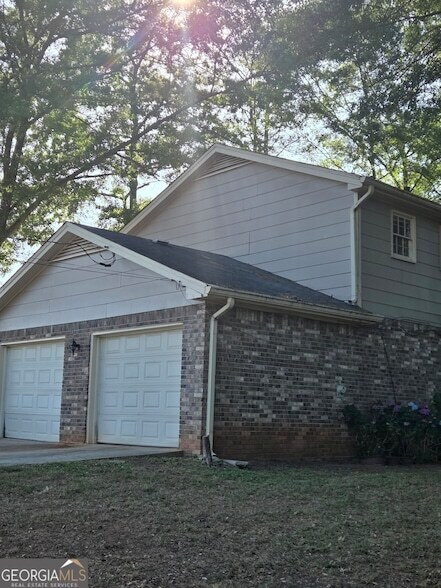 Building Photo - 2206 Country Club Dr SE