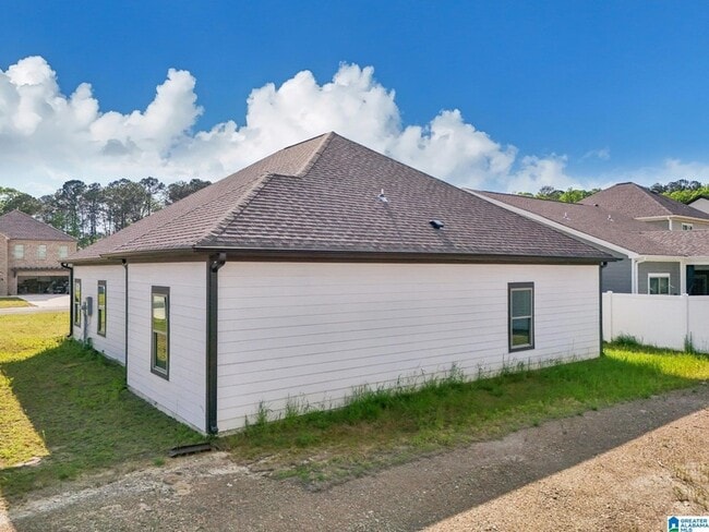 Building Photo - 152 Kings Wy