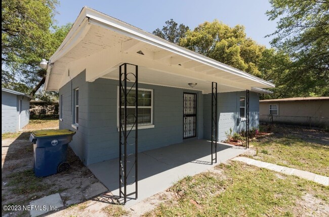 Building Photo - 2513 Spirea St