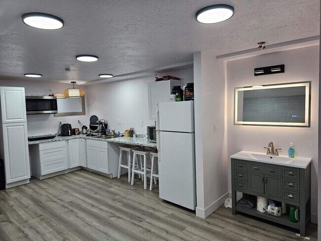 Building Photo - Student Housing: Private Bedroom