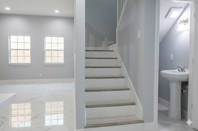 Building Photo - 10323 Bridgeland Ln