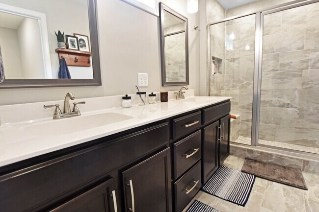 Building Photo - Pet Friendly Three Bedroom!