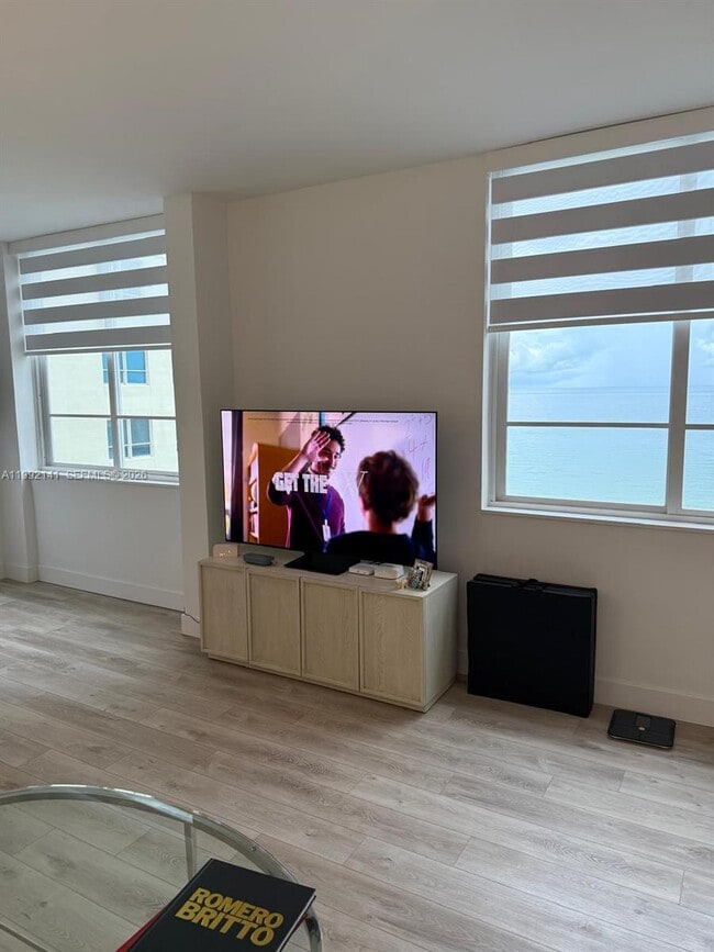 Building Photo - 5005 Collins Ave