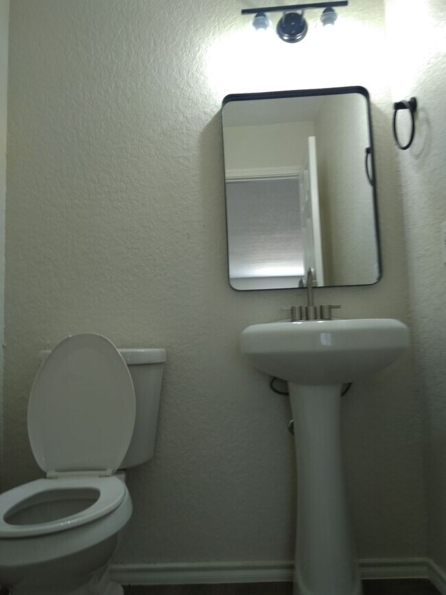 Building Photo - Spacious 3BR Home Just Minutes from Downtown SA