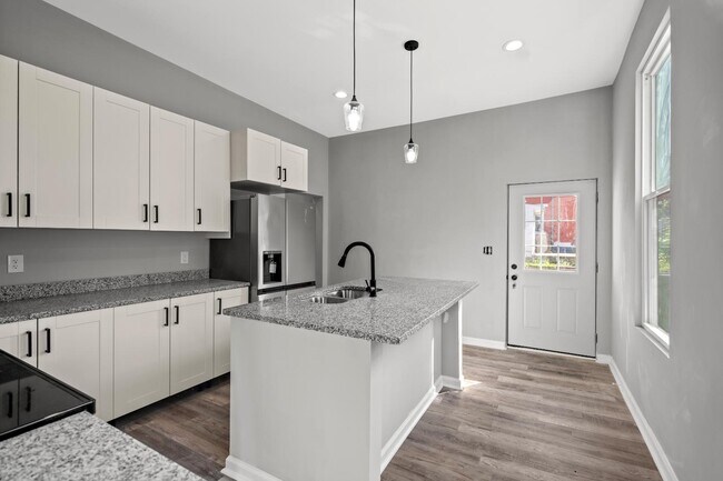 Building Photo - 835 Isabella St