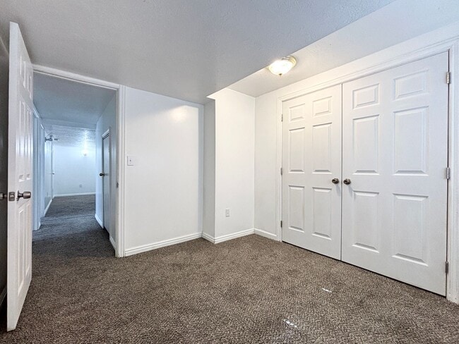 Building Photo - Bright & Spacious Rambler in Rose Park!