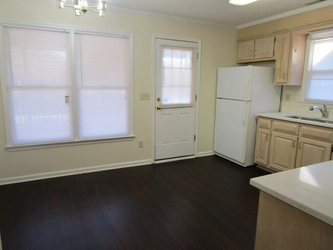 Building Photo - 2224 Preot St