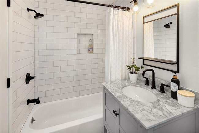 Building Photo - Updated 3 bed, 2 bath home in Greenwood