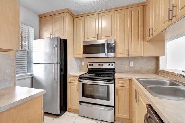 Building Photo - 8431 Royal Palm Blvd