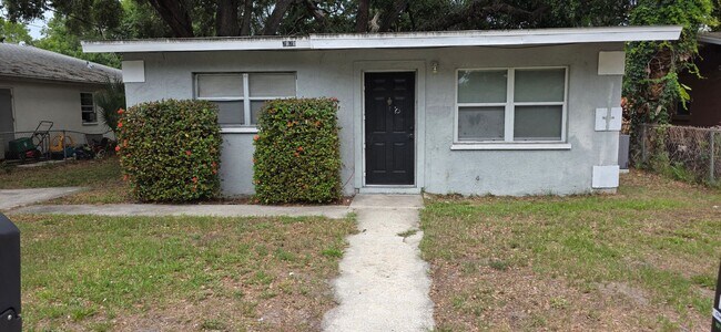 Building Photo - Move In Special - half off first months rent 3 Bedroom Sarasota Home