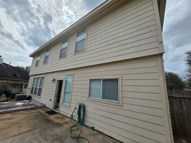 Building Photo - 2715 Riverhollow Ln