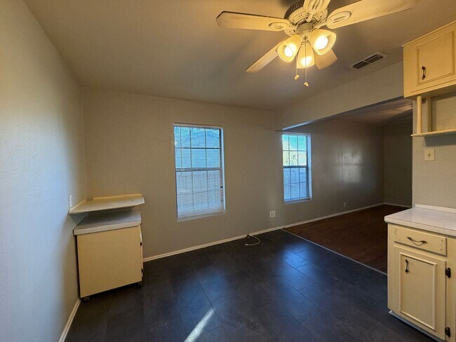 Building Photo - THREE BEDROOM TWO BATH TWO CAR GARAGE