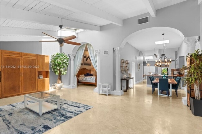 Building Photo - 2665 Parkview Dr S