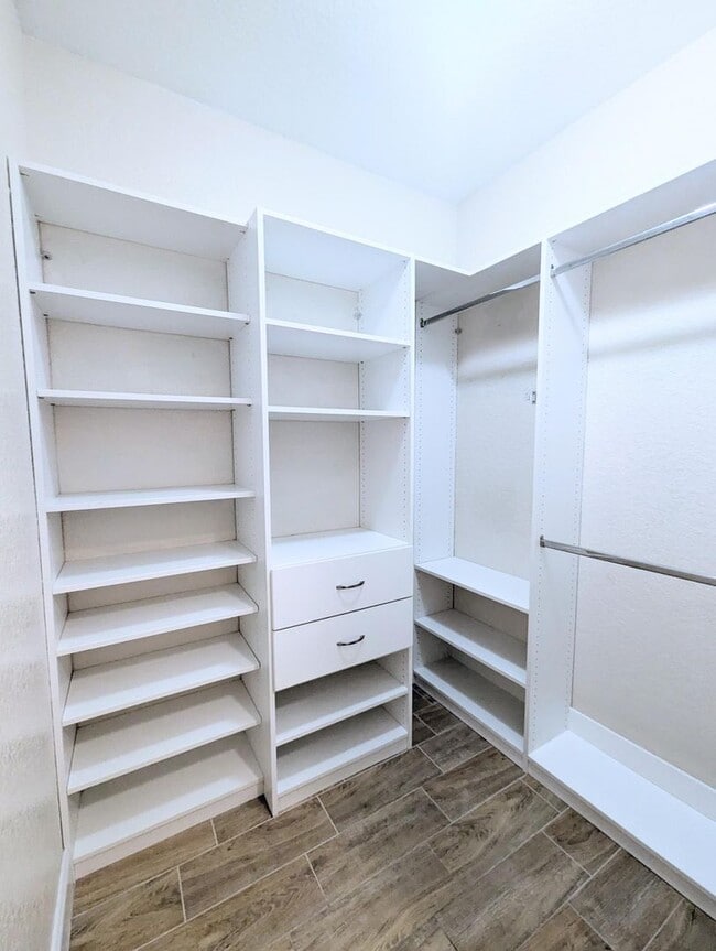 Building Photo - Gorgeous!! Must see 2x2 fully renovated co...