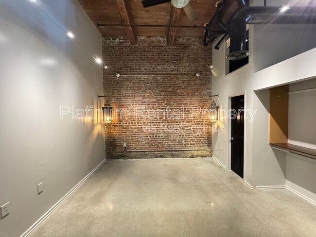 Building Photo - 326 Nelson St SW