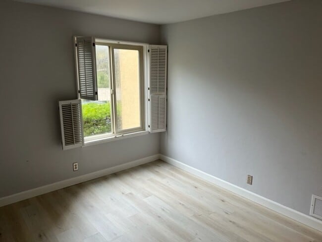 Building Photo - Great One Bedroom Condo Golden Oaks Monterey