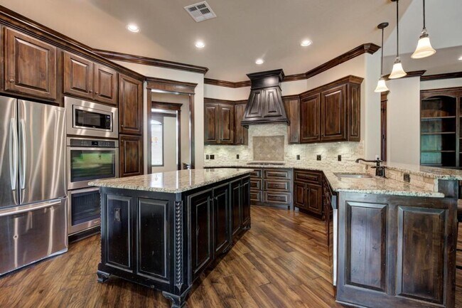 Building Photo - 22090 White Pine Cir