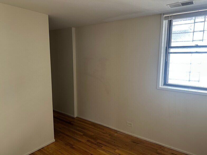 Building Photo - 606 W Surf St